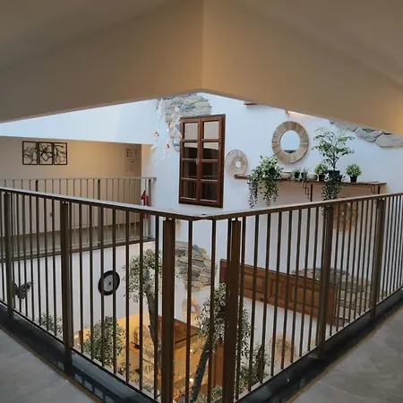 Uno Elegance Hotell *